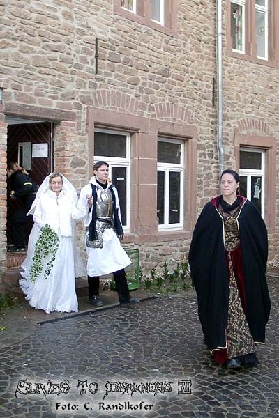 Das Paar betritt den Burghof